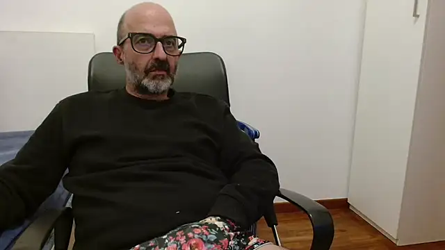 Snapshot of newsimo74 chatting on November 4, 7:13 pm newsimo74 online show from November 4, 7:13 pm