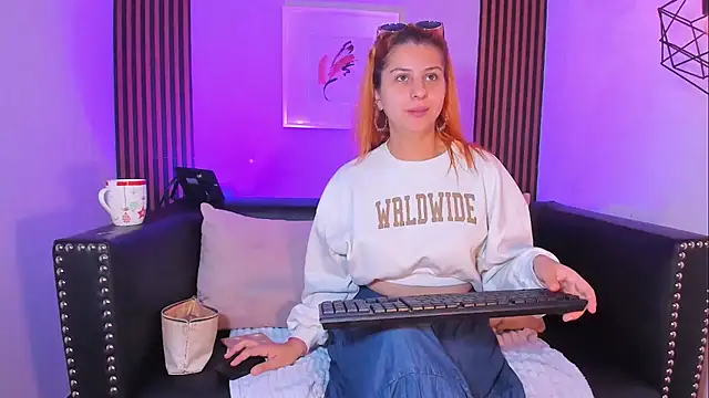 Nahiajhonson  online show from November 7, 1:00 pm