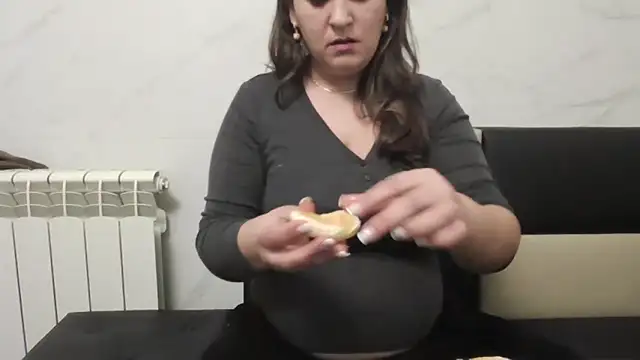 Snapshot of milfmomxx chatting on January 11, 8:21 pm milfmomxx online show from January 11, 8:21 pm