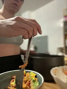 Snapshot of Cloew_Marz chatting on April 6, 9:38 pm Cloew Marz online show from April 6, 9:38 pm