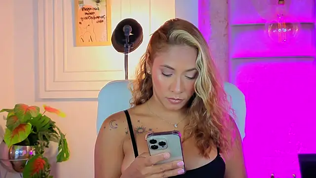Snapshot of AlessiaLondon chatting on July 4, 9:15 am AlessiaLondon online show from July 4, 9:15 am