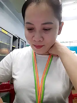 Snapshot of Benlla2802 chatting on December 17, 3:28 pm Benlla2802 online show from December 17, 3:28 pm