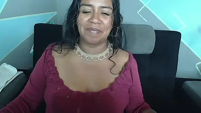 Snapshot of saggil23 chatting on October 27, 5:28 pm saggil23 online show from October 27, 5:28 pm