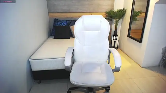 liseth fox online show from February 18, 7:30 pm