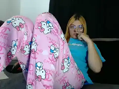 Snapshot of lessliee22_ chatting on March 3, 2:26 am lessliee22 online show from March 3, 2:26 am