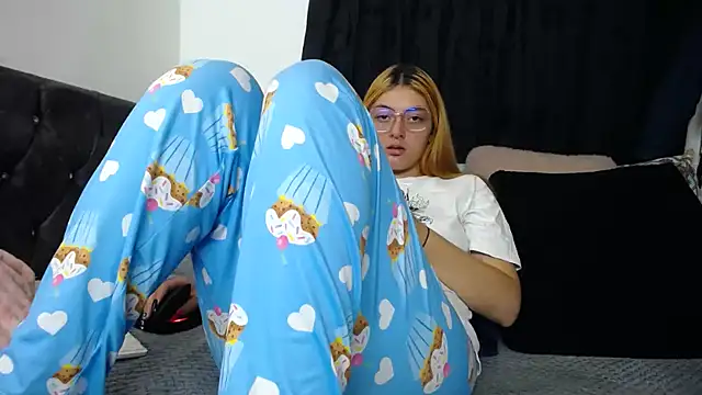 Snapshot of lessliee22_ chatting on March 13, 1:32 am lessliee22 online show from March 13, 1:32 am