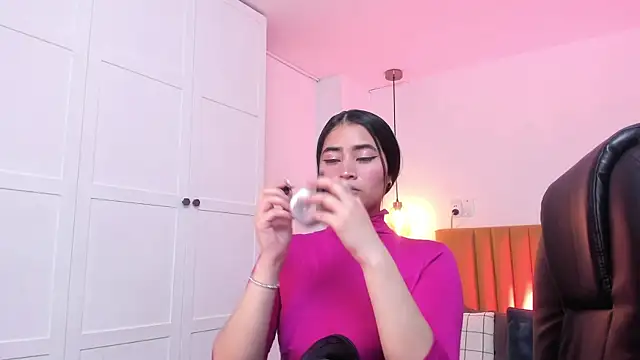 lara madisson online show from December 5, 10:56 pm