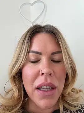 Snapshot of Lara_Bergmann chatting on March 2, 8:27 am Lara Bergmann online show from March 2, 8:27 am
