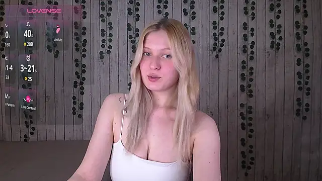 EmiliaDuchess online show from November 25, 2:39 pm