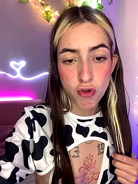 Snapshot of YouliteSllut2 chatting on December 4, 3:04 am YouliteSllut2 online show from December 4, 3:04 am