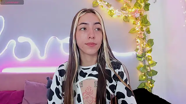 Snapshot of YouliteSllut2 chatting on December 5, 7:49 pm YouliteSllut2 online show from December 5, 7:49 pm