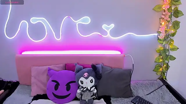 Snapshot of YouliteSllut2 chatting on December 11, 8:28 pm YouliteSllut2 online show from December 11, 8:28 pm