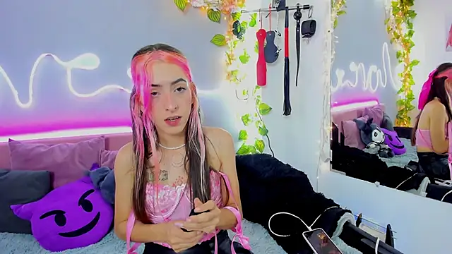 Snapshot of YouliteSllut2 chatting on January 10, 12:17 am YouliteSllut2 online show from January 10, 12:17 am