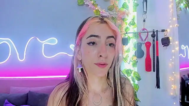 Snapshot of YouliteSllut2 chatting on February 6, 2:33 am YouliteSllut2 online show from February 6, 2:33 am