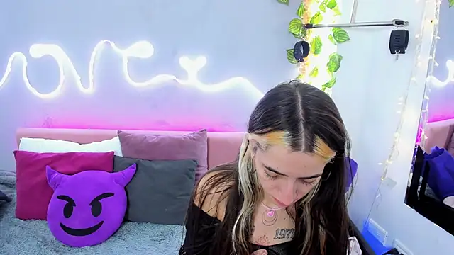 Snapshot of YouliteSllut2 chatting on March 5, 8:10 pm YouliteSllut2 online show from March 5, 8:10 pm