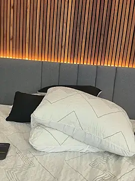 EmiilyAdams  online show from January 15, 11:30 pm