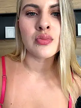 Snapshot of EmiilyAdams_ chatting on December 21, 9:33 pm EmiilyAdams online show from December 21, 9:33 pm