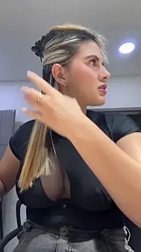 Snapshot of EmiilyAdams_ chatting on February 17, 9:10 pm EmiilyAdams online show from February 17, 9:10 pm