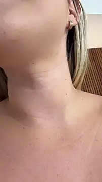 Snapshot of EmiilyAdams_ chatting on February 28, 9:16 pm EmiilyAdams online show from February 28, 9:16 pm