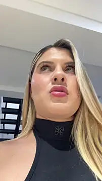 Snapshot of EmiilyAdams_ chatting on March 2, 9:32 pm EmiilyAdams online show from March 2, 9:32 pm