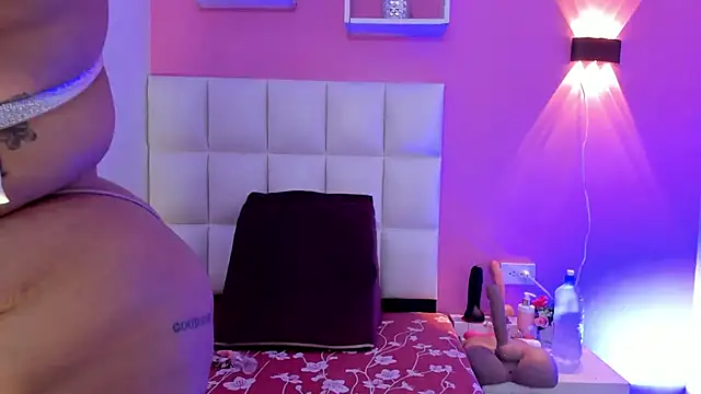 Snapshot of Alanna_hot3 chatting on October 24, 7:43 pm Alanna hot3 online show from October 24, 7:43 pm