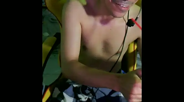 Snapshot of cloudyth1994 chatting on December 12, 9:26 pm cloudyth1994 online show from December 12, 9:26 pm