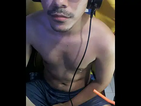 Snapshot of cloudyth1994 chatting on November 6, 7:26 pm cloudyth1994 online show from November 6, 7:26 pm