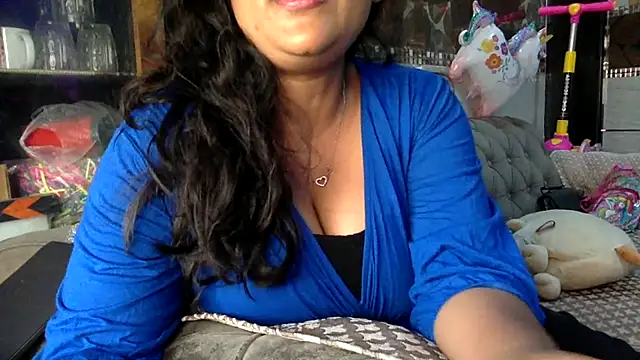 HaaniKaur online show from May 6, 7:35 am