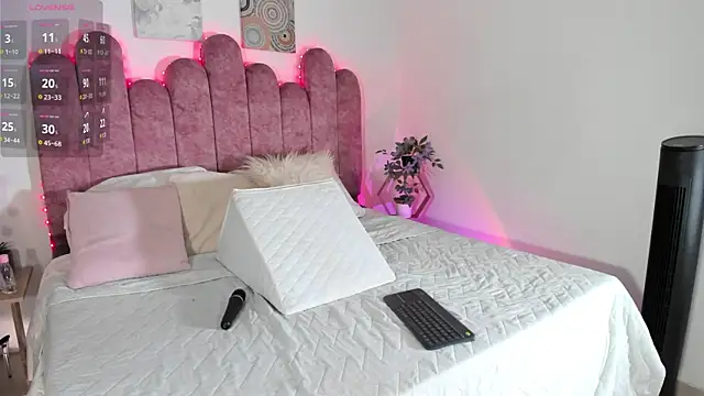 Snapshot of AmberMoss_ chatting on August 1, 6:01 am AmberMoss online show from August 1, 6:01 am