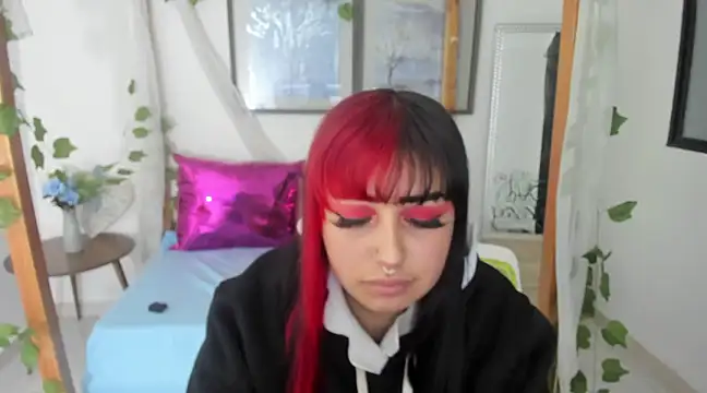 lussyevans24 online show from February 9, 8:33 am