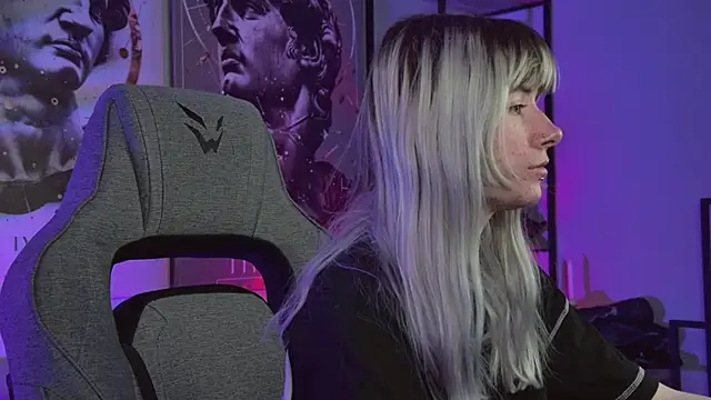 Snapshot of LexiWenford chatting on April 1, 2:45 am LexiWenford online show from April 1, 2:45 am