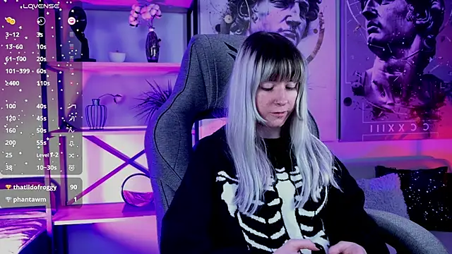 Snapshot of LexiWenford chatting on April 6, 5:19 am LexiWenford online show from April 6, 5:19 am