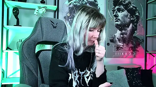 Snapshot of LexiWenford chatting on April 8, 2:55 am LexiWenford online show from April 8, 2:55 am