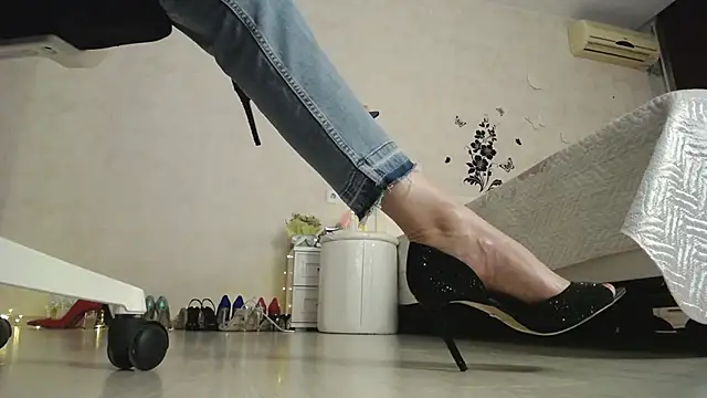 Devil Goddess online show from January 25, 6:13 pm