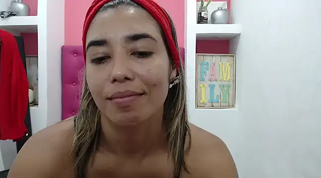 Snapshot of Dona_Tela chatting on December 4, 4:38 pm Dona Tela online show from December 4, 4:38 pm
