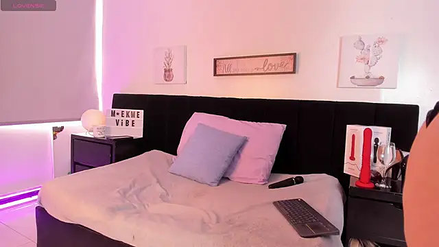 Natasha Kinski online show from February 3, 8:35 pm