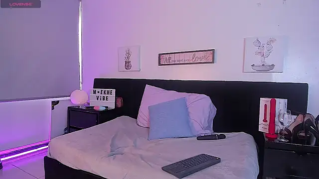 Natasha Kinski online show from February 8, 7:59 pm