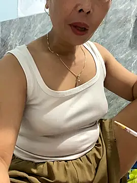 Snapshot of Linaannn chatting on October 29, 11:01 am Linaannn online show from October 29, 11:01 am