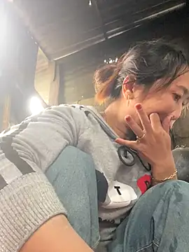 Snapshot of Linaannn chatting on November 25, 6:02 am Linaannn online show from November 25, 6:02 am