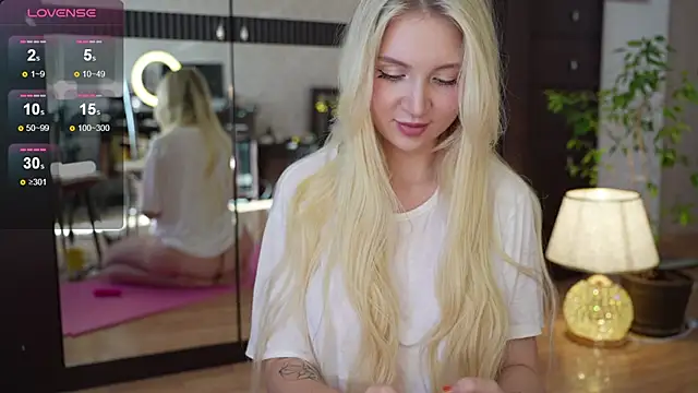 Snapshot of LunaLissa chatting on September 23, 4:48 am LunaLissa online show from September 23, 4:48 am