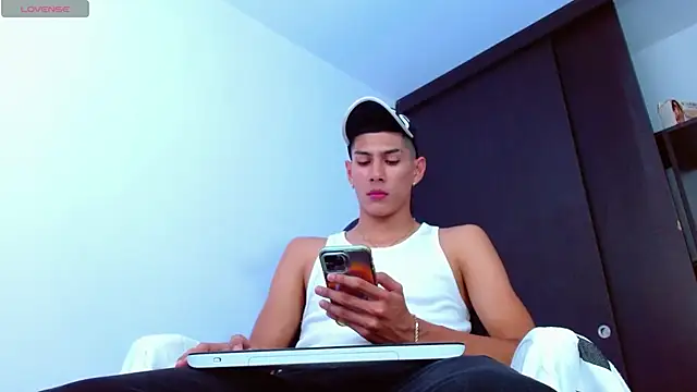 Snapshot of Valerio_20 chatting on March 17, 7:48 pm Valerio 20 online show from March 17, 7:48 pm