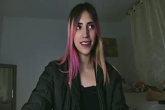 Snapshot of linnie_ chatting on March 7, 10:45 am linnie  online show from March 7, 10:45 am