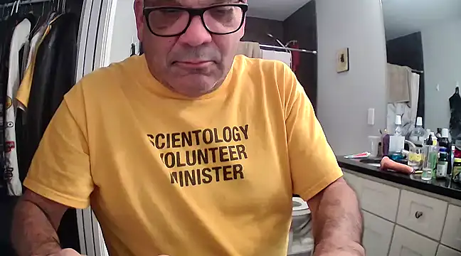 Snapshot of lou63ponce chatting on December 17, 10:11 pm lou63ponce online show from December 17, 10:11 pm