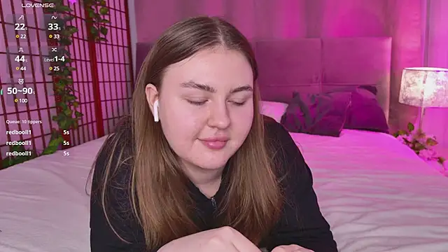 Snapshot of Mia__Peach chatting on February 22, 3:12 am Mia Peach online show from February 22, 3:12 am