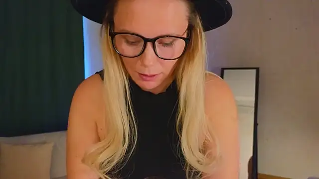 Snapshot of Charming_Daphny chatting on December 10, 7:47 am Charming Daphny online show from December 10, 7:47 am