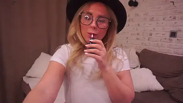 Snapshot of Charming_Daphny chatting on March 14, 12:51 pm Charming Daphny online show from March 14, 12:51 pm