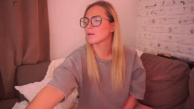 Snapshot of Charming_Daphny chatting on March 18, 4:04 pm Charming Daphny online show from March 18, 4:04 pm