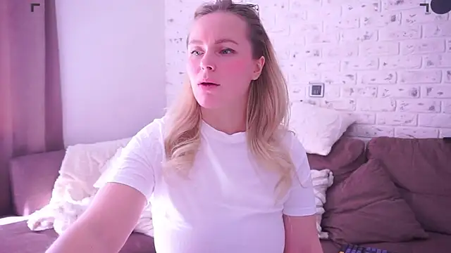 Snapshot of Charming_Daphny chatting on March 20, 6:52 am Charming Daphny online show from March 20, 6:52 am