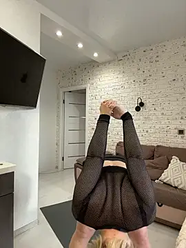 Snapshot of Charming_Daphny chatting on November 15, 6:33 am Charming Daphny online show from November 15, 6:33 am