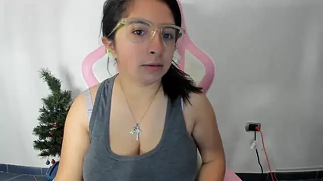 Snapshot of _Angelinaandrade_ chatting on December 4, 11:08 am Angelinaandrade online show from December 4, 11:08 am